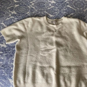 Beige stickad kortärmad tröja H&M - Säljer en ljus beige stickad tröja från H&M med korta ärmar  i storlek L men sitter lite oversize för mig som brukar ha XS💓