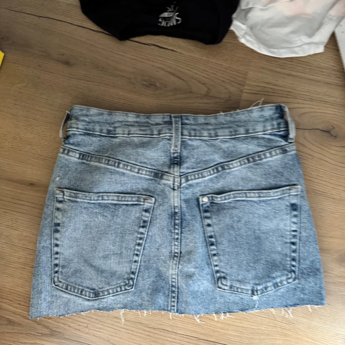 Ljusblå jeanskjol med rå kant - 1