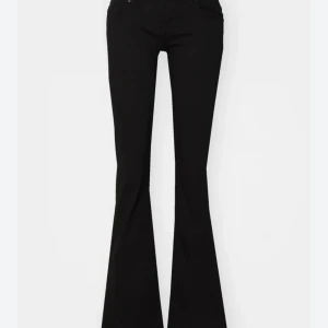  LTB jeans - Skitsnygga mörkblåa/svarta LTB jeans!! Använda fåtal gånger!🌸👖💗midjemått 36 cm, längd 97cm! Litet hål, som blivit sytt på låren, ser man på sista bilden men syns knappast💕💕