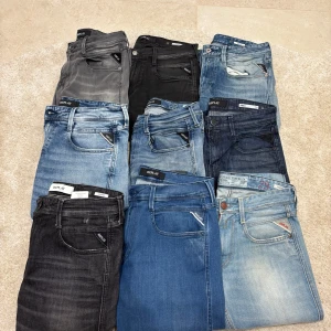 Replay Jeans 29-34 - Säljer nu av ett gäng av mina Replay Anbass jeans, alla är i nyskick och grymt snygga🤩hör av. dig vid frågor eller funderingar om ett särskilt par!!Storlekar från vänster uppe:29:30….30:32….31:34….29:30….29:32….29:32….29:32….31:30….29:34