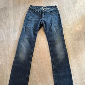 Mörkblå jeans från Acne Studios - Blåa jeans från Acne Storlek 27/32 Bra skick. Köparen står för fraktkostnaden 