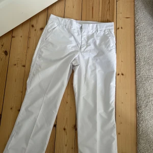 Vita golfbyxor från J.Lindeberg - Snygga vita golfbyxor från J.Lindeberg i regular fit. Extremt bra skick, nästan aldrig använda. Storlek 32/30