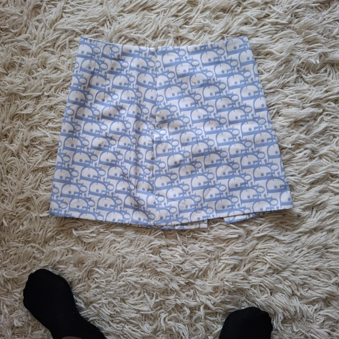 Vit och ljusblå kortkjol med mönster - 3