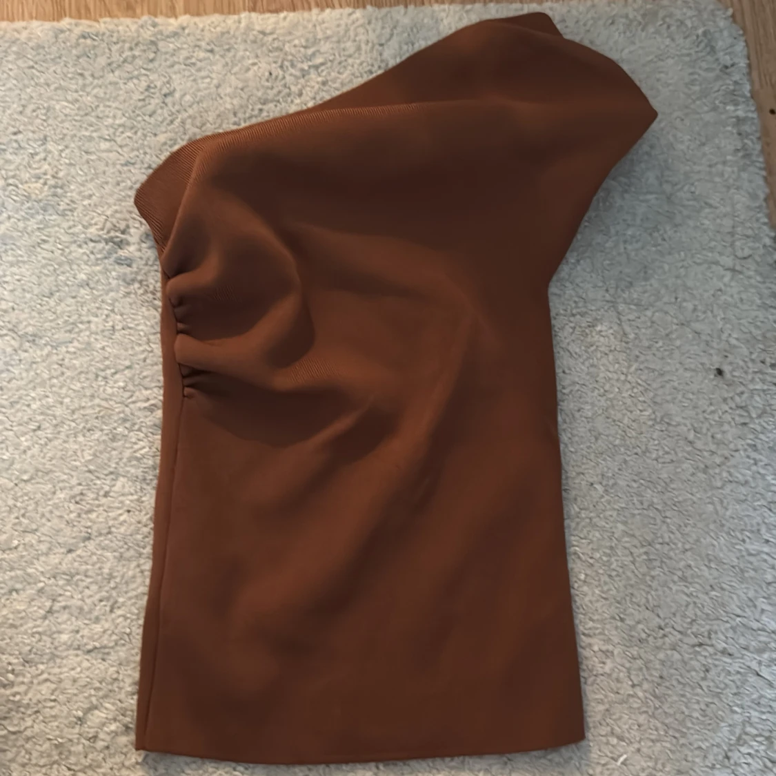 Brun one shoulder topp