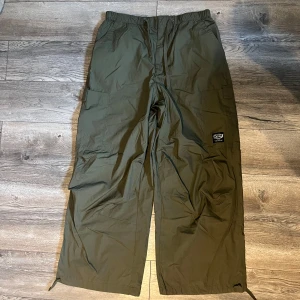  Parachute pants  - Säljer dessa, använder de inte så himla mycket och är därför i väldigt bra skick. Storlek S och är baggy, men funkar även för storlek M. Pris kan diskuteras.