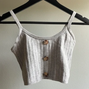 Grå ribbad croppad linnetopp - Inga defekter, sitttr som en XS- S, skriv vid fundering