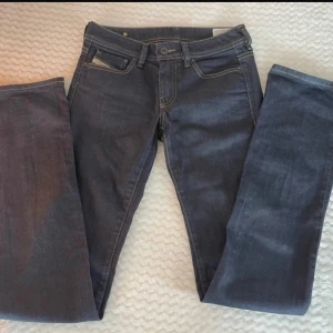 Mörkblå Diesel Ronhy jeans W26 L34 - Snygga mörkblå jeans från Diesel, modell Ronhy. Extra långa så passar de flesta längder! Jätte bekväma och ser så gott som nya ut!!