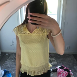 Gul blus med spets och volang - Super söt blus i fin gul färg med inga tecken på användning. Lite stor i storlek, pris kan diskuteras 💛💛