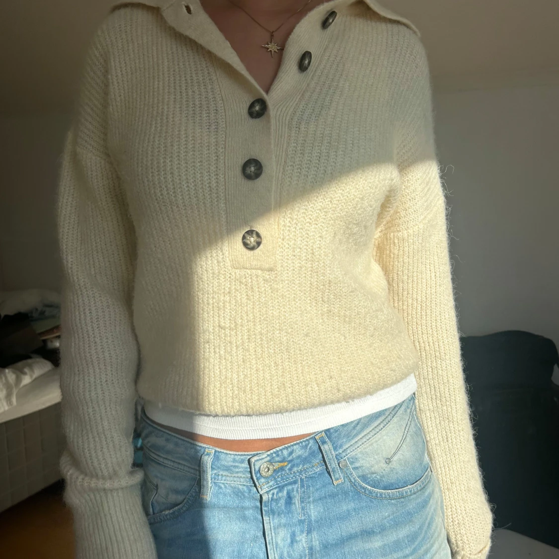 Beige stickad tröja med knappar - 2