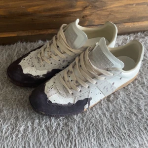 Maison Margiela - Asfeta Maison Margielas med lila/blå färgstänk i storlek 42,5 | väldigt bra skick och säljer pga att storleken inte passade | lite slitage på färgen där fram (osäker på äkthet pga köpta på Plick) pris kan diskuteras 