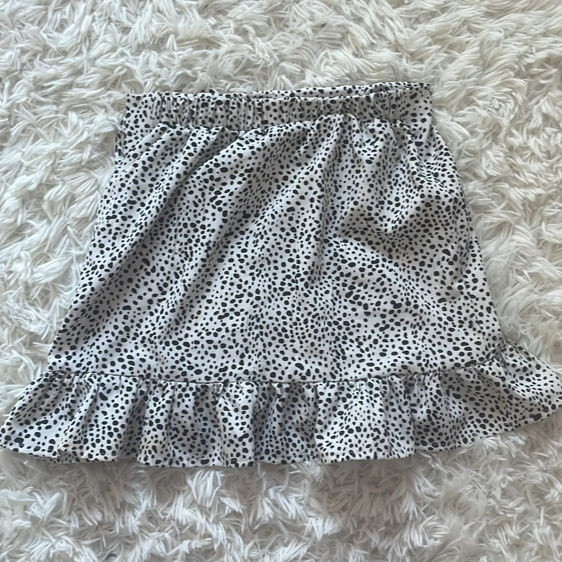 Prickig omlottkjol med volang och rosett - 2