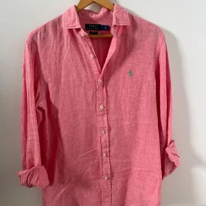 Ralph Lauren linneskjorta  - Ralph Lauren linneskjorta storlek m.                             Skick 9/10 använd fåtal gånger.                                    Priset går såklart att diskutera!                                      Bundle med fler linneskjortor?                                      Vid fler funderingar tveka inte på att slå en signal!        /VS