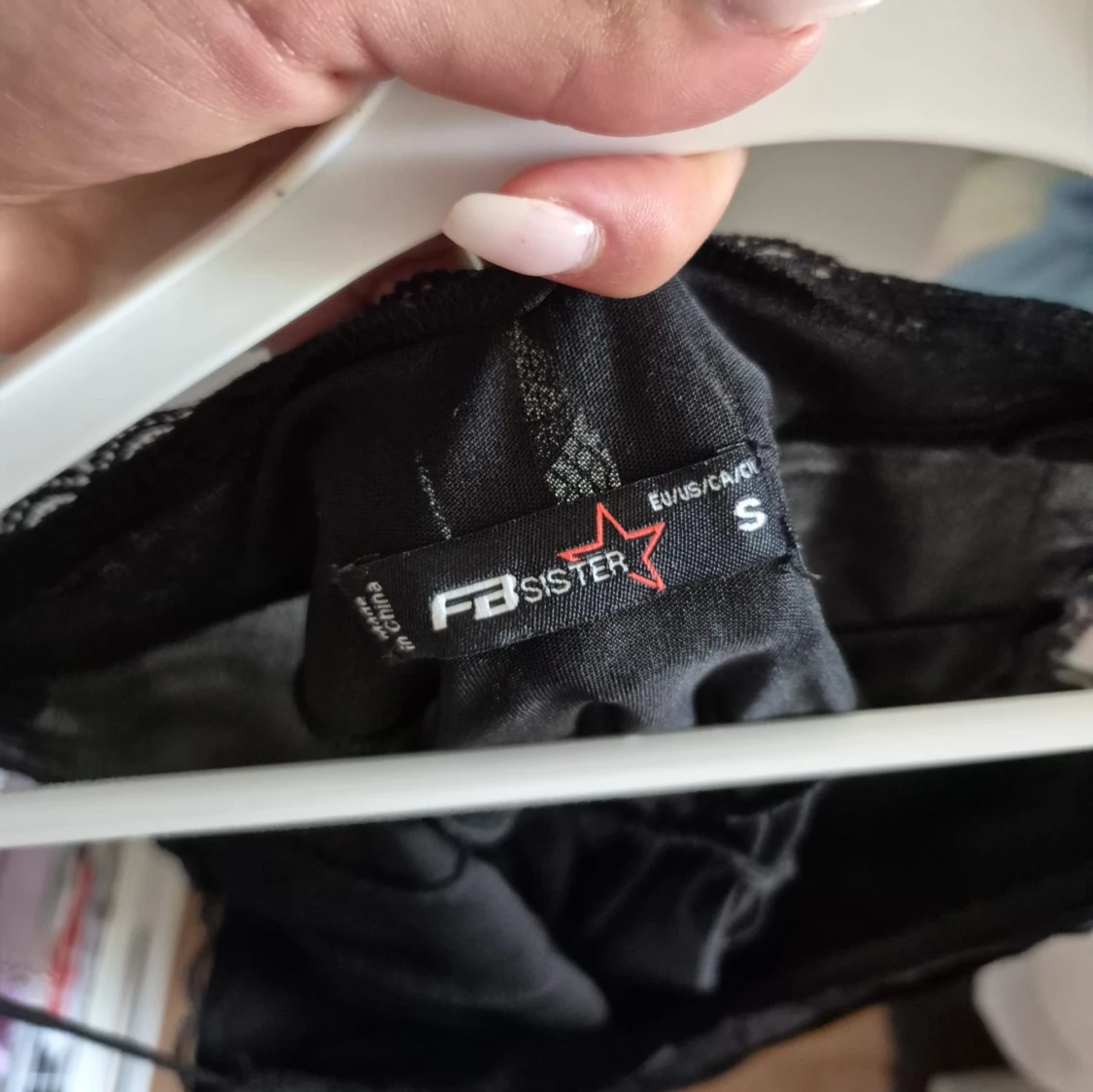 Svart kort klänning med spetsdetalj - 1