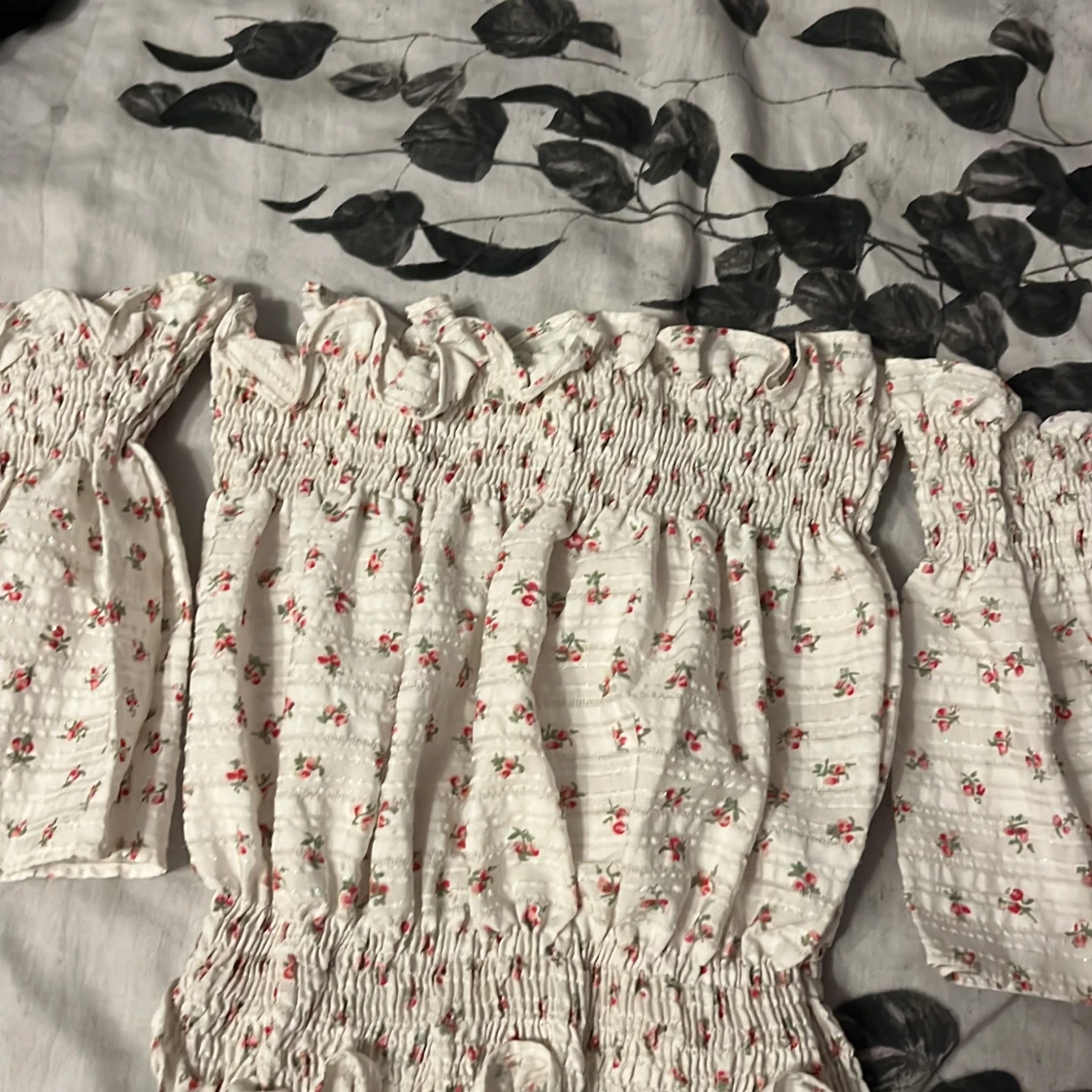 Vit blommig offshoulder blus - 2