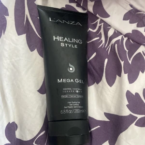 L'ANZA Healing Style Mega Gel - L'ANZA Healing Style Mega Gel är en svart tub med 200 ml hårgel för stark stadga. Innehåller Keratin Cactus Complex och passar dig som vill ha en riktigt hållbar frisyr. Snygg och stilren förpackning som är enkel att använda. Ca halva kvar