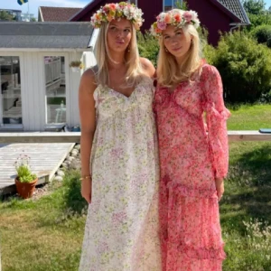 Lång blommig sommarklänning med volang - Superfin långklänning med tunna axelband och volangdetalj vid bysten. Klänningen är vit med blommigt mönster i ljusrosa och grönt, perfekt för sommardagar. Inga defekter alls har knappt använts!!💞💞