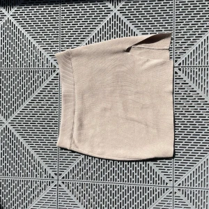 Beige kortkjol  - Superenkel och stilren beige kortkjol från Ginatricot i mjuk viskos. Kjolen har ribbad kant nertill och en rak, clean passform som är lätt att matcha med allt. Perfekt för dig som gillar minimalistisk stil och neutrala färger.