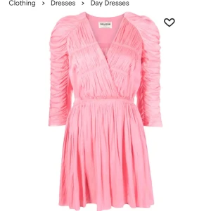 Rosa Zadig & Voltaire klänning - Jätte fin klänning från Zadig & Voltaire. Nypris 8000 men säljer för endast 2700! Lappen finns kvar!priset kan diskuteras 