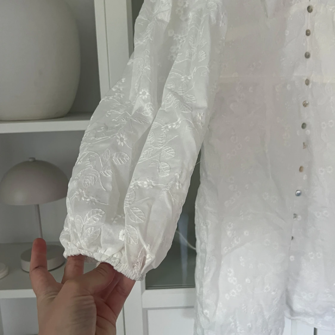 Vit kort klänning med blommig brodyr - 2