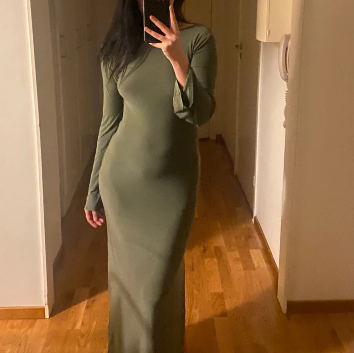 Olivgrön långärmad långklänning med öppen rygg