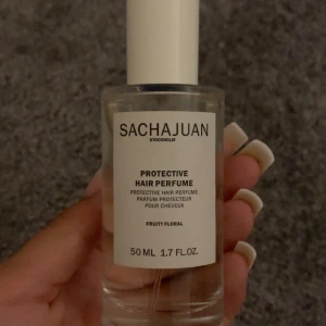 SACHAJUAN Protective Hair Perfume - Säljer en 50 ml flaska SACHAJUAN Protective Hair Perfume i doften Fruity Floral. !! Andvänt bara några gånger!! Obs den luktar väldigt starkt 1-2 sprut räcker för den om du är känslig kanske det inte är något för dig! 💞