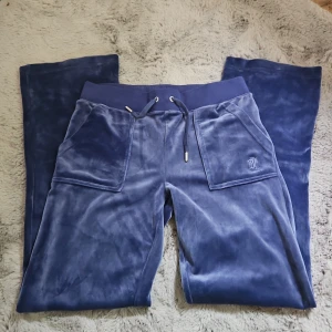 Juicy couture - Blåa juicy couture byxor i storlek xs. Säljer då dom är fel storlek och inte kommer till användning. Använda en gång. Skriv om du får funderingar.