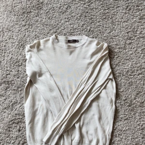  Oscar Jacobson tröja  - Jag säljer en vit tröja från Oscar Jacobson i storlek S tröjan är ny köpt och använd kanske 4-6 gånger.