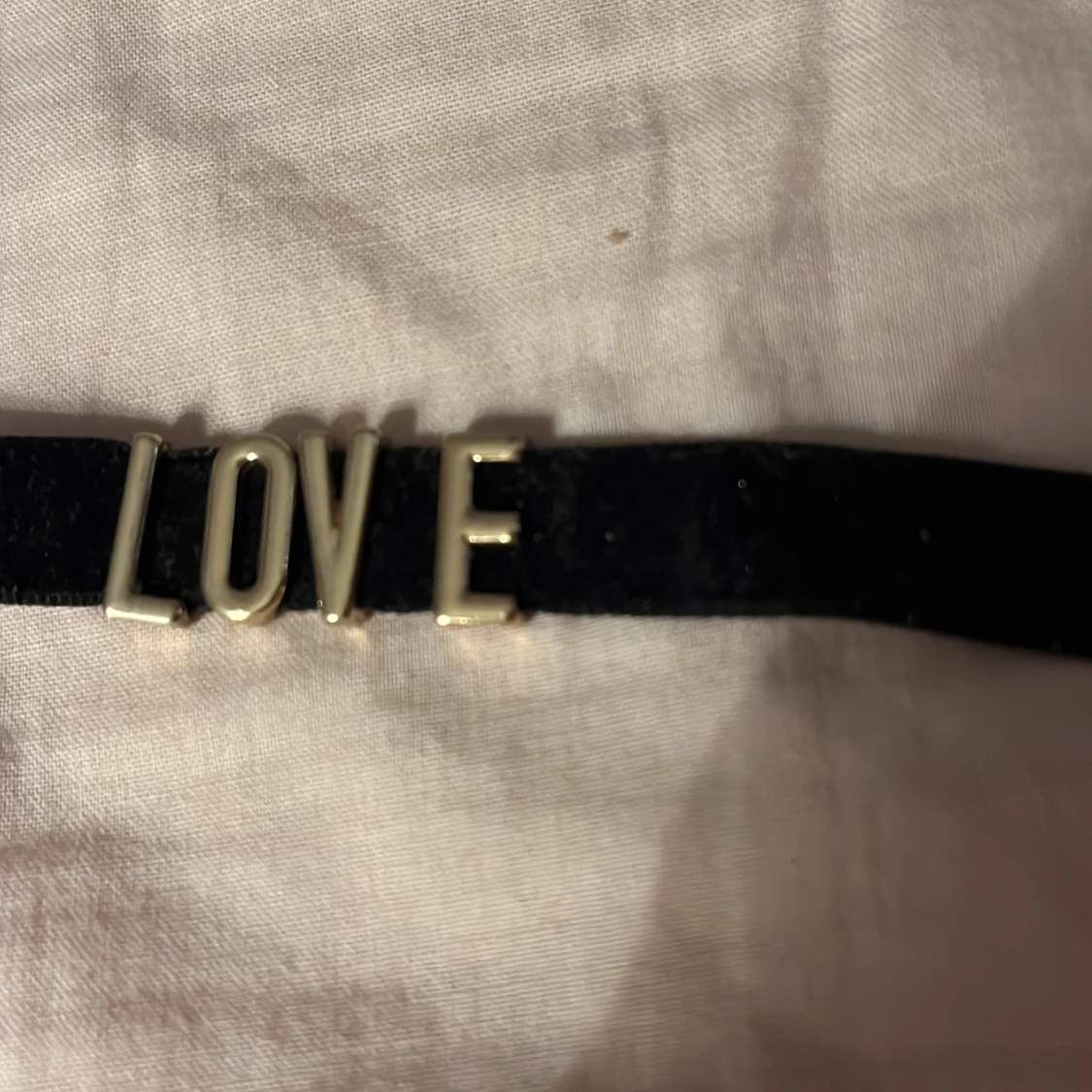 Svart sammet choker med LOVE-detalj - 2