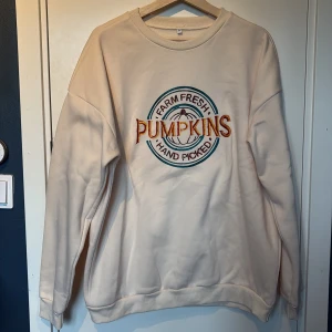 Oversized Cremefärgad sweatshirt  - Cremefärgad sweatshirt, oversized, med tryck 'Farm Fresh Pumpkins Hand Picked' och en pumpa på bröstet. Aldrig använd. 