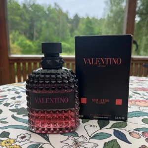 Valentino Uomo Born In Roma Intense - Säljer Valentino Uomo Born In Roma Intense gjord av Valentino garavani. Helt ny aldrig sprayad. Tyvärr så är det en liten buckla på baksidan av förpackningen, men om den bara ska användas själv så spelar det ju ingen roll. Den kommer i original förpackning och den är original.  Priset är inte hugget i sten!