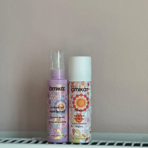 Hårspray och blowoutspray ifrån amika - Säljer två hårprodukter ifrån amika, en hårspray samt en blowoutspray. Produkterna är i nyskick och är därmed helt oanvända. Dock har tyvärr locket spruckit lite som kan ses på bilden på en av produkterna. Går att köpas styck, hör av er isåfall! Pris går att diskuteras!