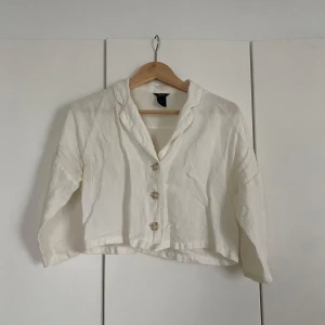 Linneskjorta - Croppad linneskjorta, 55% linne 45% viskos. Fint skick! 