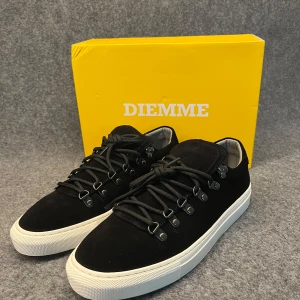 Diemme skor (helt nya)  - Diemme marostica low top sneakers i svart mocka. Storlek 43 ( samma skor i andra storlekar finns i profilen) skick 10/10 helt nya. Box medföljer. Hör av er vid funderingar🙌 Inga byten. 