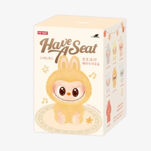 Pop Mart Labubu "Have a Seat" The Monsters Vinyl Figur - En unik och sällsynt Labubu-figur från Pop Marts The Monsters-serie. Denna charmiga "Have a Seat"-variant är oöppnad och i perfekt skick – precis som den kom från tillverkaren. Perfekt för samlare eller som en speciell gåva till en Labubu-älskare.    Intresserad? Skicka ett meddelande!  