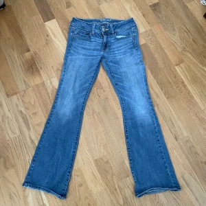 Blåa jeans - Supersnygga lågmidjade bootcut jeans i färgen blå! Vintage och går inte att få tag på längre! S , midja: 36 cm, midjehöjd: 19 cm, innerben: 72 cm