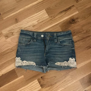 jeansshorts - säljer de här jätte snygga lågmidjade jeansshortsen som jag inte tror finns längre, de är endast använda några fåtal gånger😊❤️