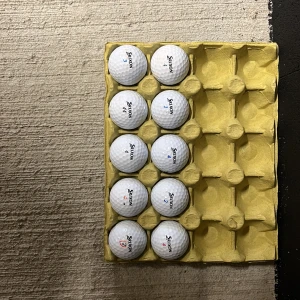 Srixon set 10 bollar - Bilderna visar ett set med Srixon golfbollar i en äggkartongsliknande förpackning.  Bollarna är i mestadels A klass men några b klass jag fraktar inom nån dag