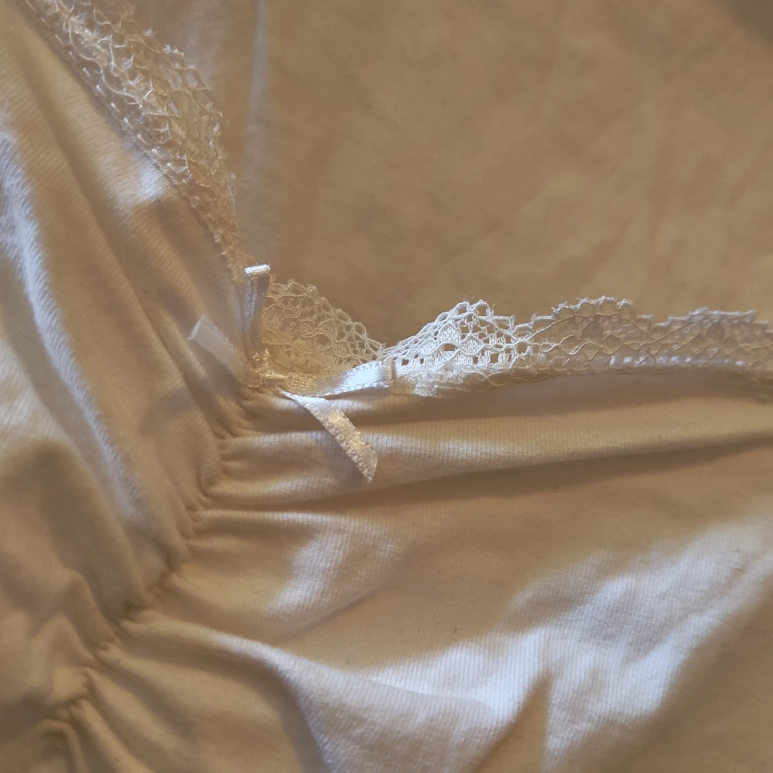 Vit linnetopp med spets från 157 - 2