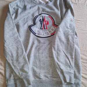 Grå Moncler tröja - En fin moncler tröja, i fint skick. Storleken är S. 