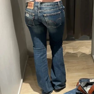 Levis jeans - Jätte snygga Levis jeans, det är storlek 28/32 men är väldigt små i storlek och passar mig som normalt har 26/32, de har lite slitningar på bakfickan (sista bilden) och har även en extra knapp dit sydd eftersom de är små!