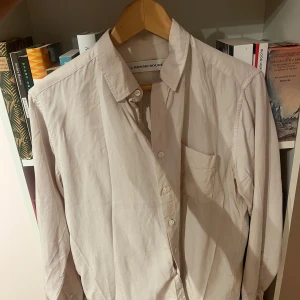 skjorta från L'Homme Rouge  - Stilren skjorta från L'Homme Rouge i 100% tencel (känns som silke). Klassisk krage, bröstficka och knäppning framtill.