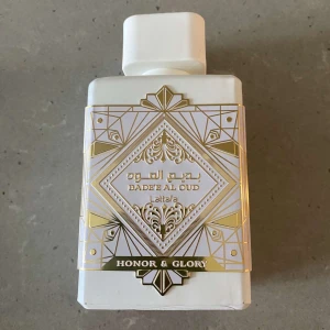 Lattafa Badee Al Oud Honor & Glory 100ml - Helt ny parfym från Lataffa. Den är bara sprayad cirka 10 gånger och man får med förpackning. 