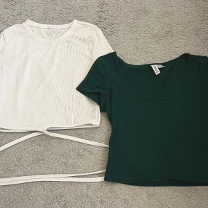 2 toppar: vit ribbad & grön basic H&M - Två sköna sommartoppar- perfekt för utekvällar! De var lite för korta för mig men perfekt för dig som gillar längden!