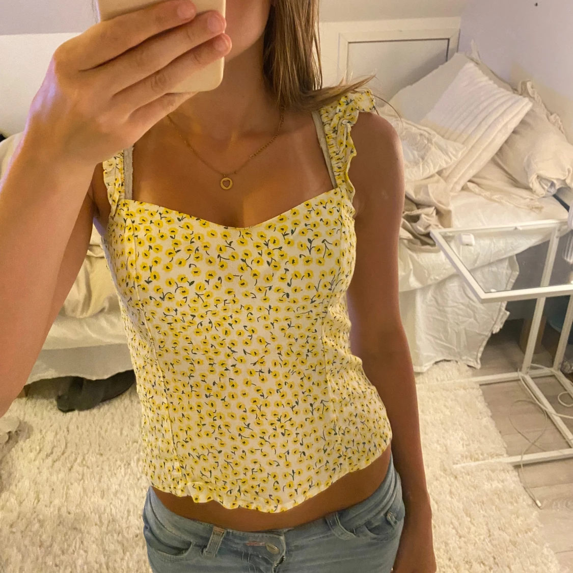 Gulblommig linnetopp med volangband