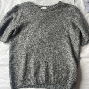 Grå stickad tröja från H&M - Jätte fin grå stickad t-shirt Nästan aldrig använd 