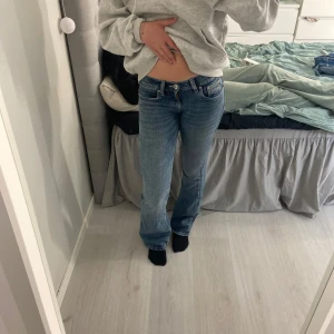 Skit snygga jeans från Gina! - Dessa jeans är fantastiska och sitter så bekvämt! Fickorna har detaljer vilket är skit snyggt!! De är knappt använda och i storlek 32!😍😍