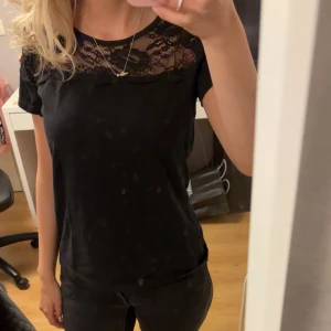 Svart spetstopp - Super gullig svart spetstopp. Tveka inte att fråga om du undrar något! 💌