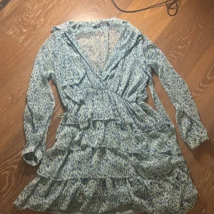 Blåvit volangklänning från Zara - Supersöt kortklänning från Zara med blått och vitt mönster, i storlek xs 💞