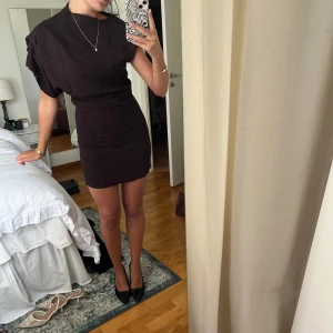 Brun asymmetrisk klänning med drapering  - Säljer en brun kort klänning med asymmetrisk drapering 🩷 aldrig använd