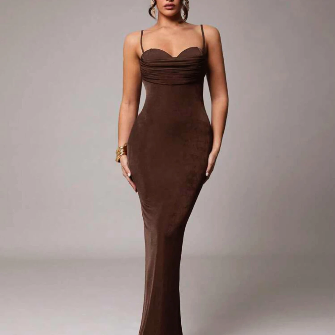 Brun långklänning med smala axelband - 1